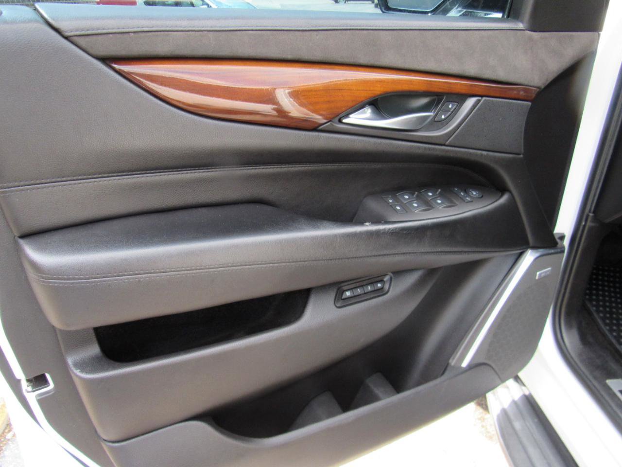 Used 2017 Cadillac Escalade Luxury AWD/4WD image 15