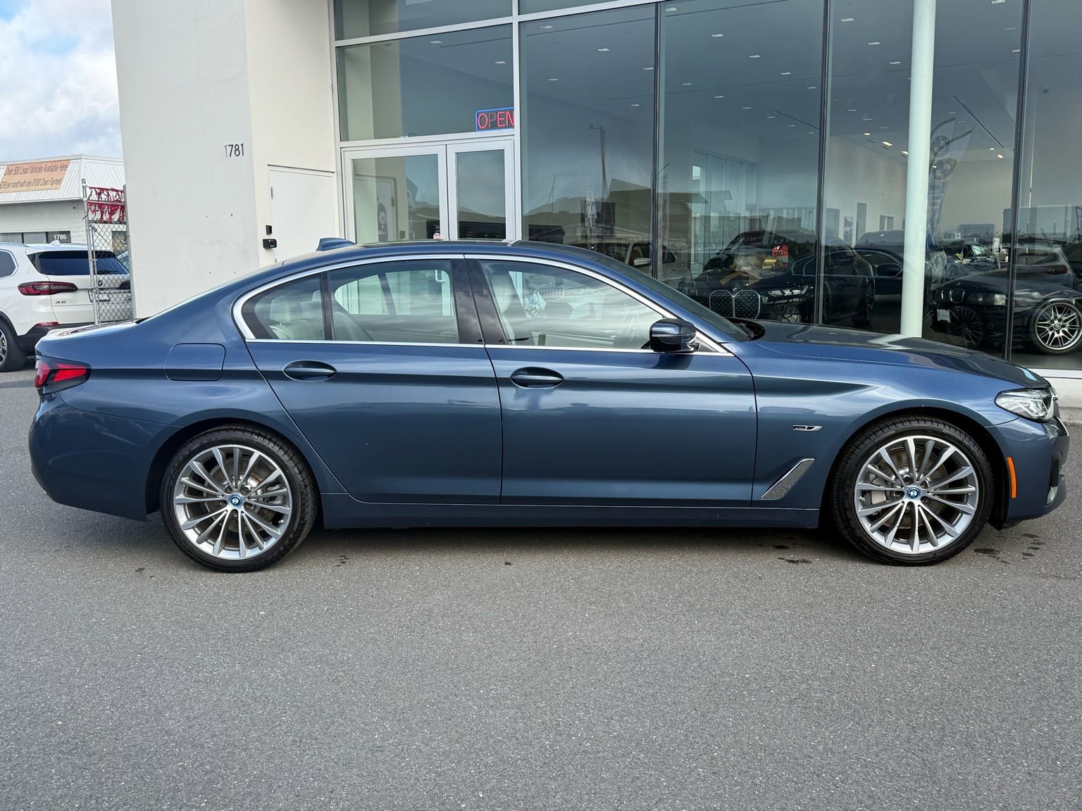 Used 2023 BMW 530e w/ Convenience Package image 9