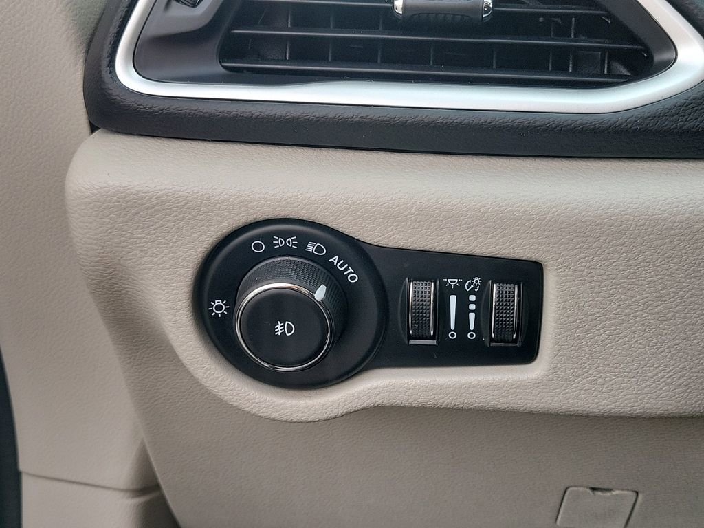 Certified 2024 Chrysler Pacifica Touring-L image 15