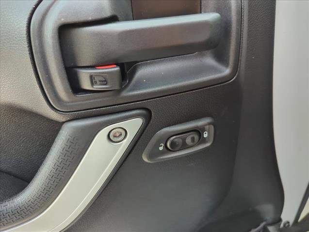 Used 2016 Jeep Wrangler Sahara w/ Connectivity Group image 8