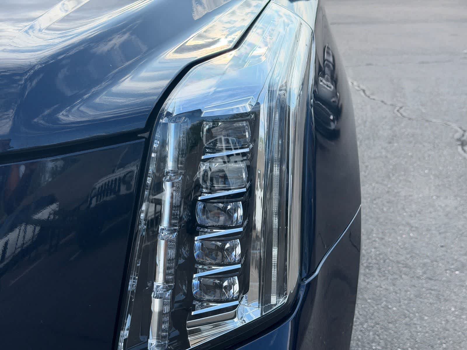 Used 2018 Cadillac Escalade Premium Luxury AWD/4WD image 34