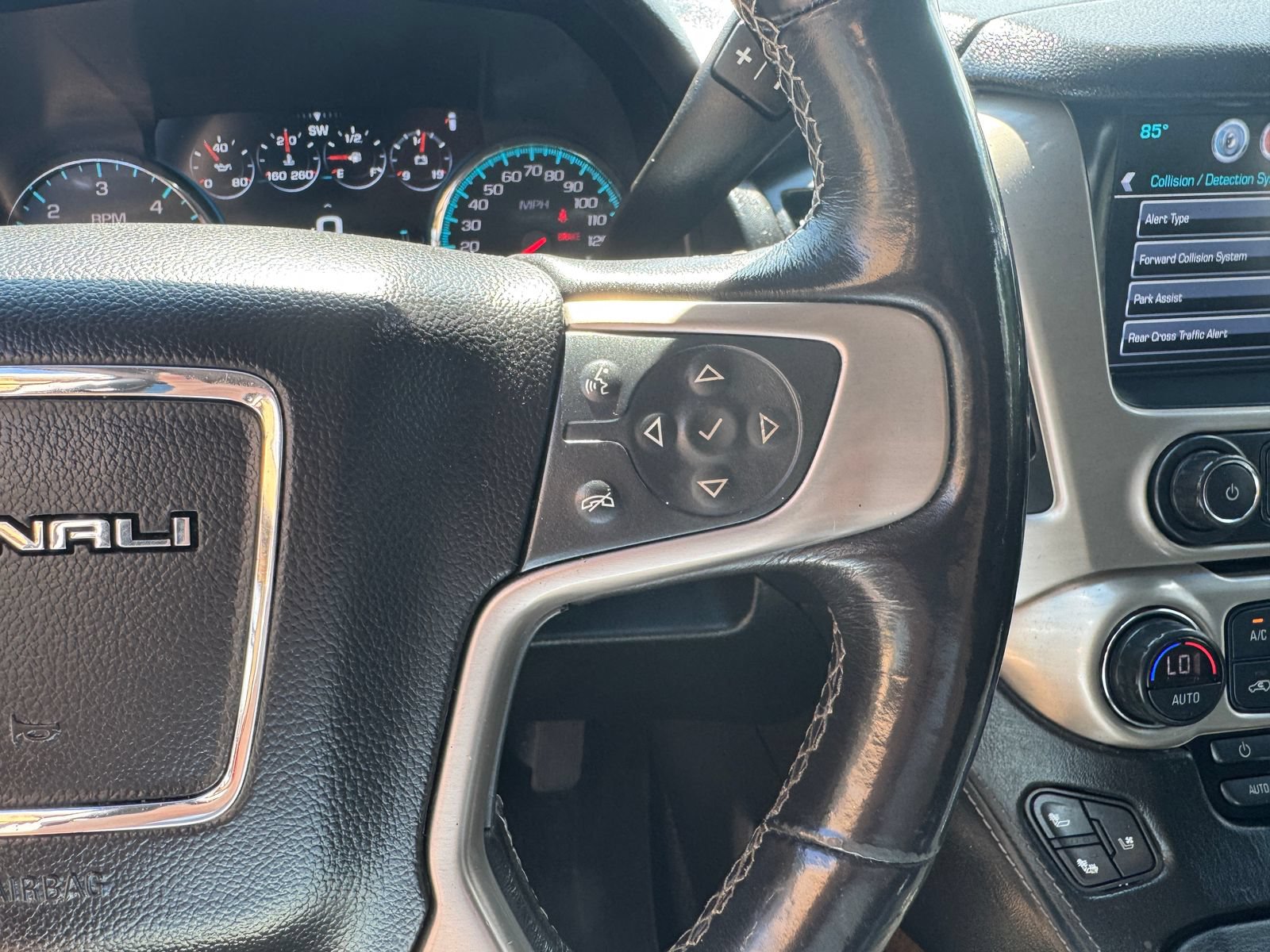 Used 2018 GMC Yukon XL Denali AWD/4WD image 33