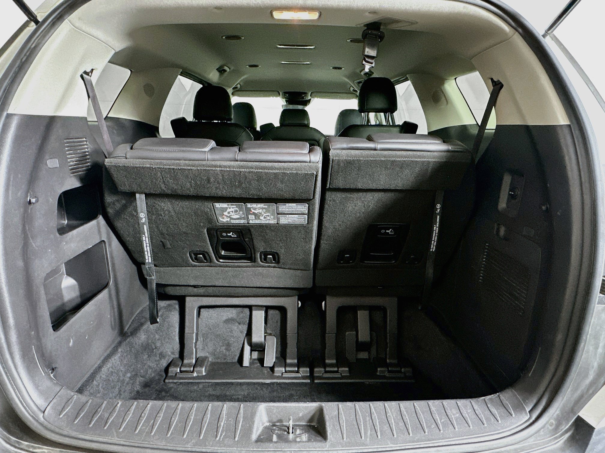 Used 2025 Kia Carnival FWD image 29
