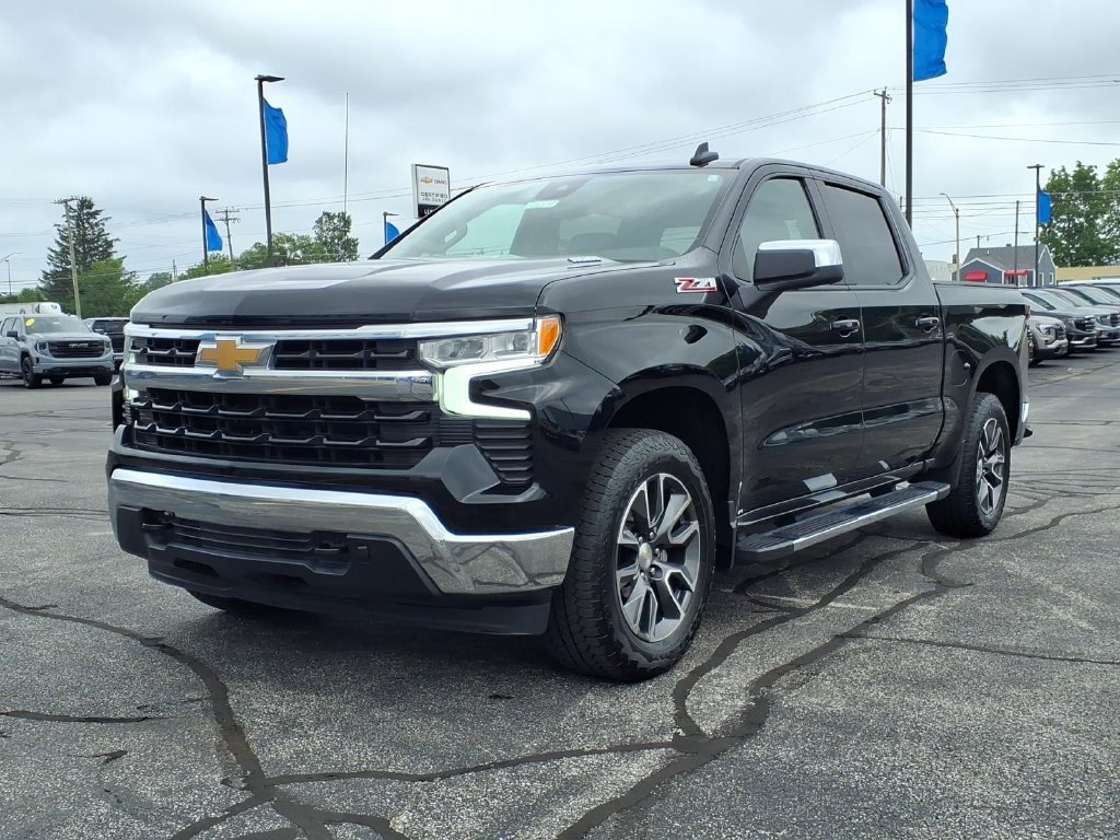 Used 2022 Chevrolet Silverado 1500 LT AWD/4WD image 3