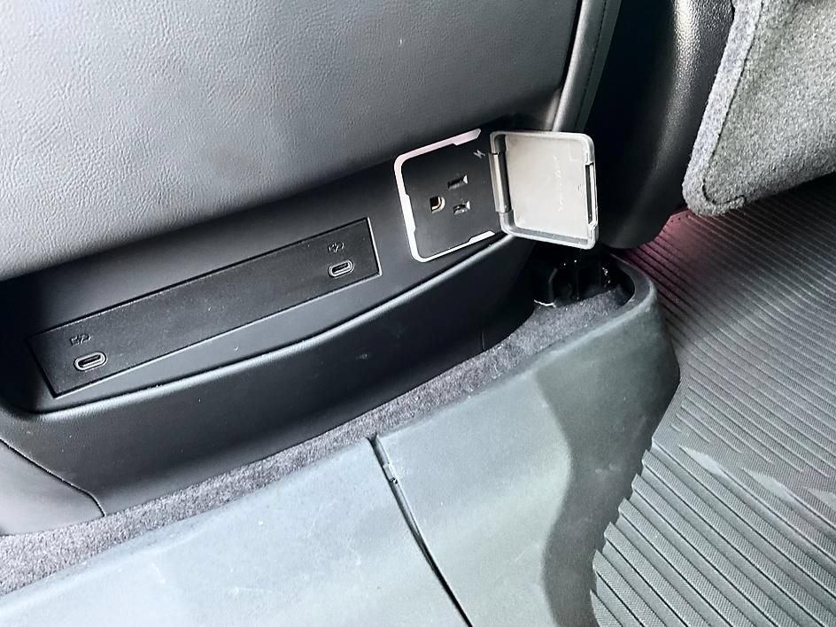 Used 2026 Cadillac Escalade ESV Luxury w/ LPO, Floor Liner Package AWD/4WD image 32