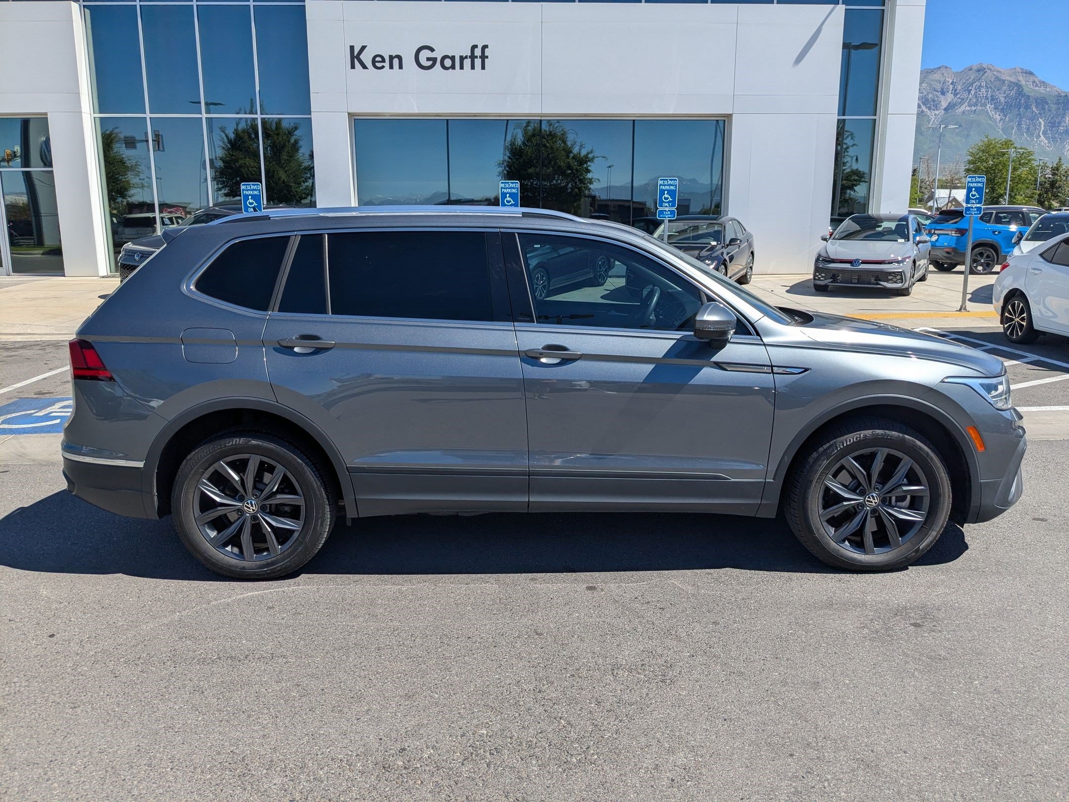 Used 2022 Volkswagen Tiguan SE AWD/4WD image 2