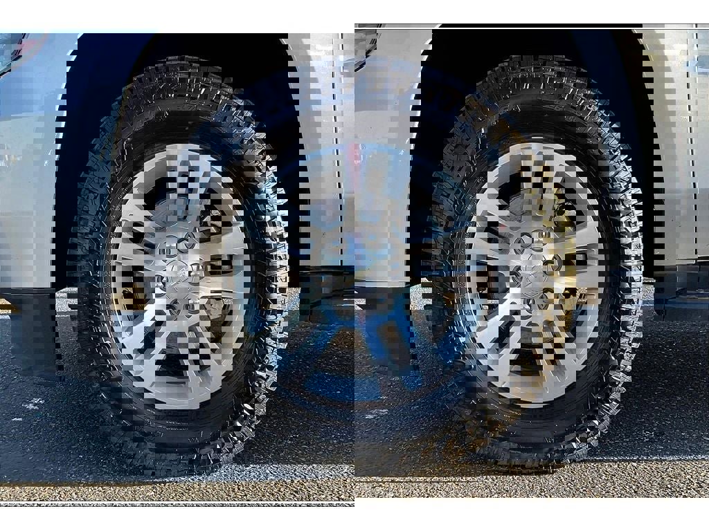 Used 2018 Chevrolet Suburban LT image 10