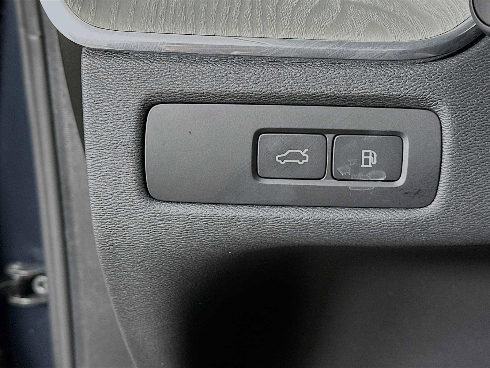 Certified 2025 Volvo XC60 T8 Plus w/ Protection Package Premier image 10