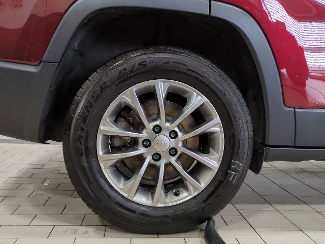 Used 2019 Jeep Cherokee Latitude Plus w/ Cold Weather Group AWD/4WD image 20