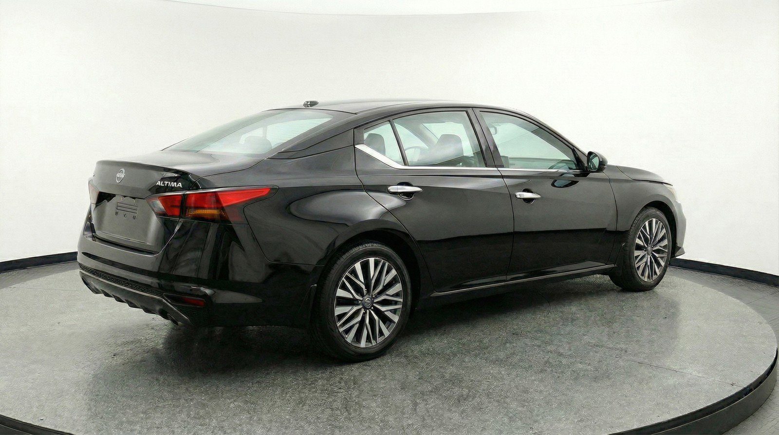 Used 2025 Nissan Altima 2.5 SV image 9