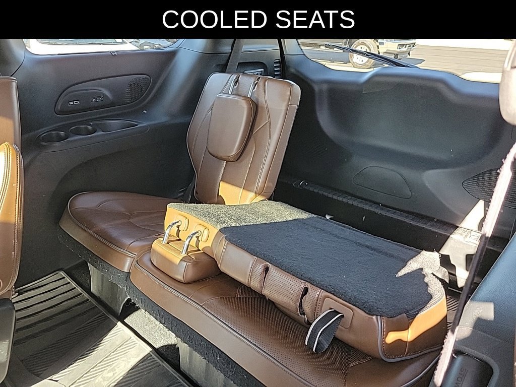 Used 2017 Chrysler Pacifica Limited w/ UConnect Theater Package FWD image 13