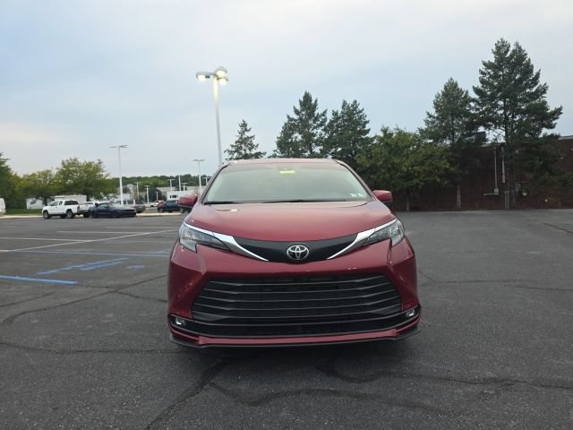 Used 2026 Toyota Sienna XLE FWD image 2
