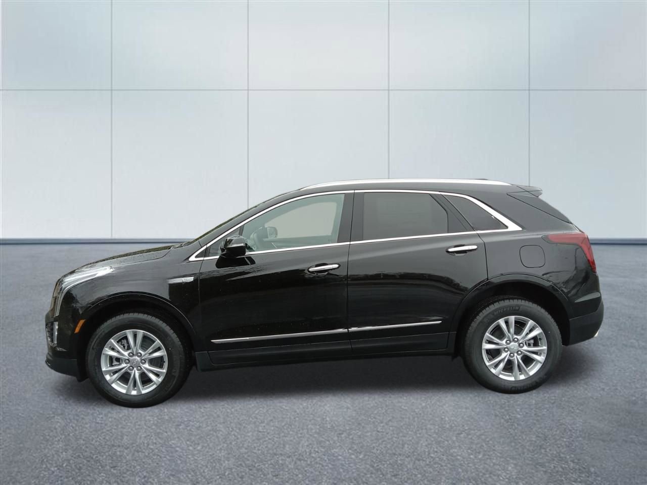 New 2026 Cadillac XT5 Luxury image 2