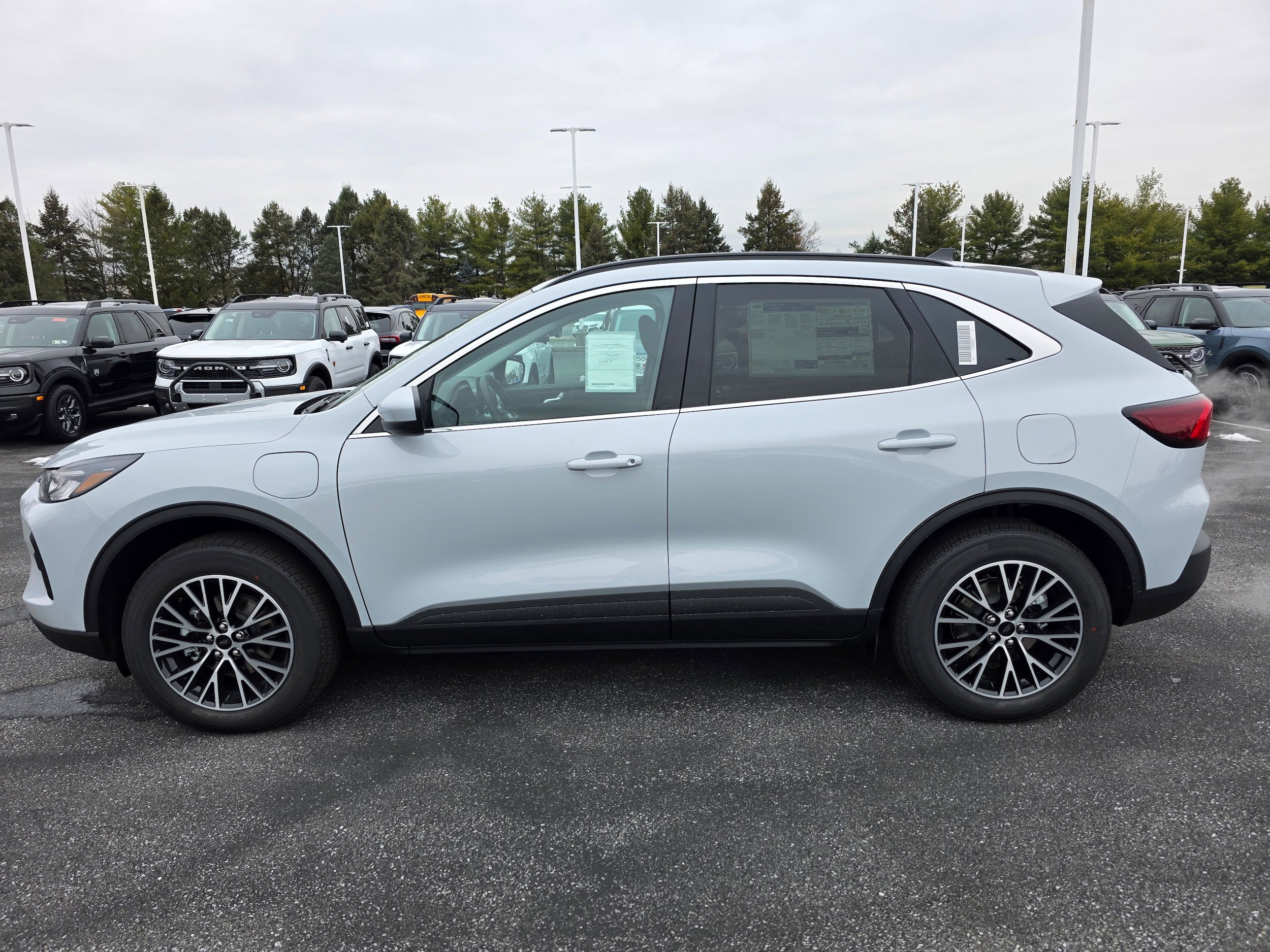 New 2026 Ford Escape SE w/ Class II Trailer Tow Package FWD image 9