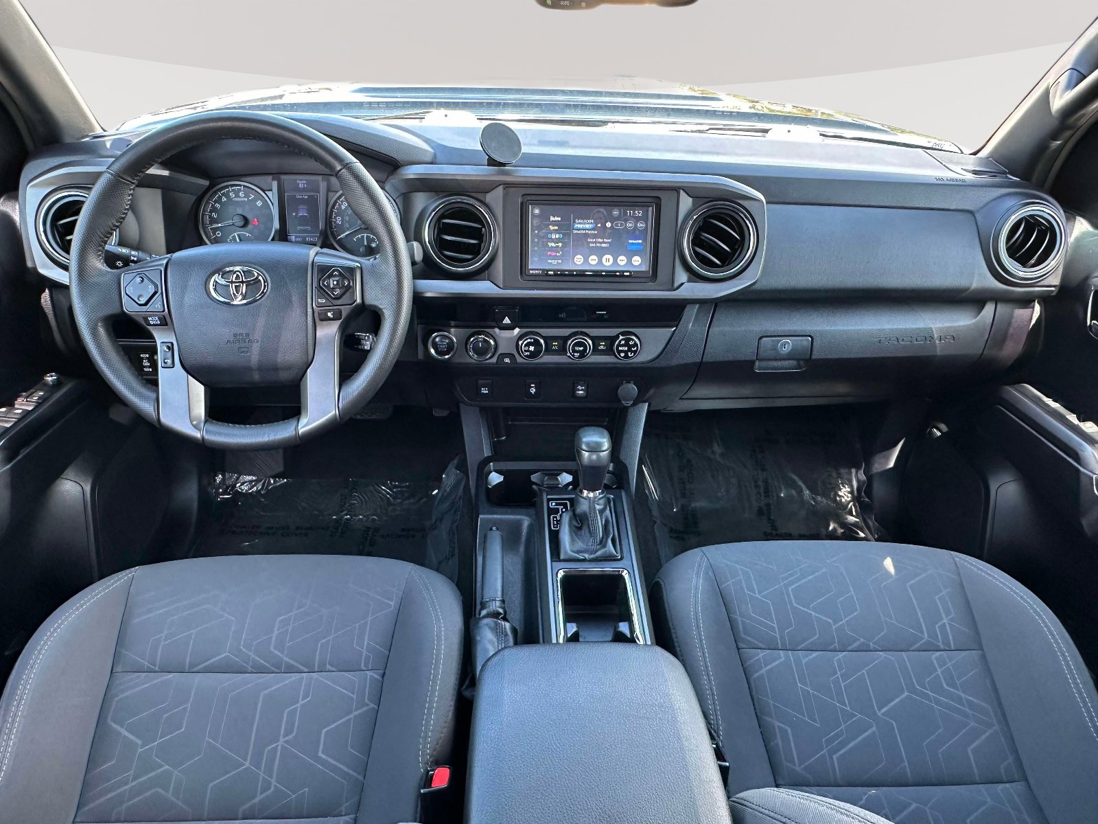 Used 2017 Toyota Tacoma TRD Sport w/ Tow Package (A/T) image 7