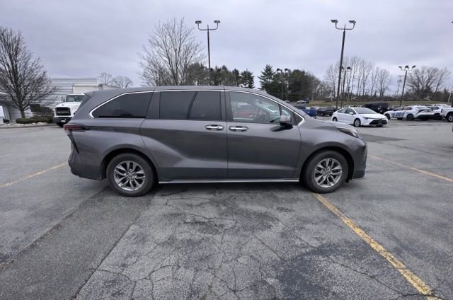 Used 2021 Toyota Sienna XLE FWD image 2