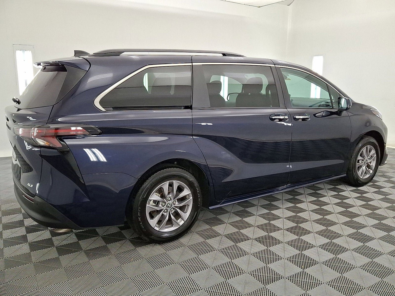 Used 2025 Toyota Sienna XLE AWD/4WD image 26