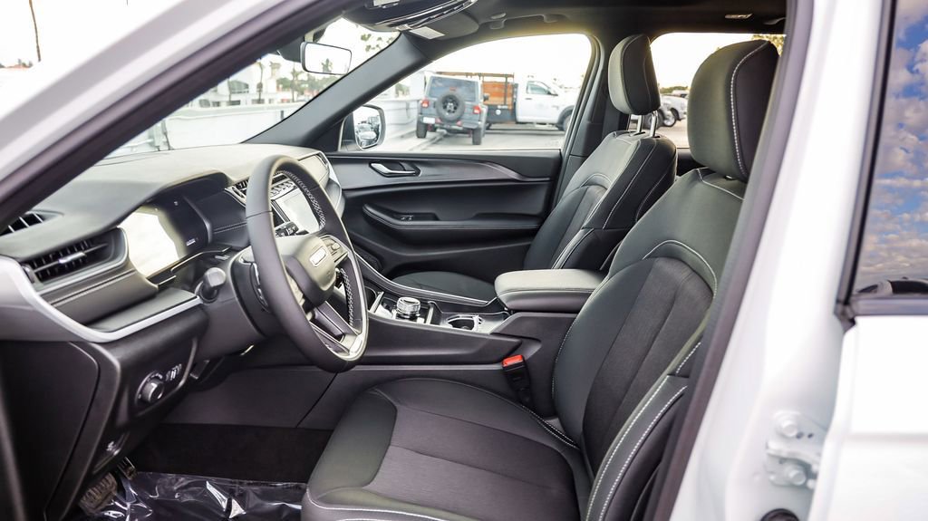 New 2025 Jeep Grand Cherokee Laredo X w/ Luxury Tech Group I image 19