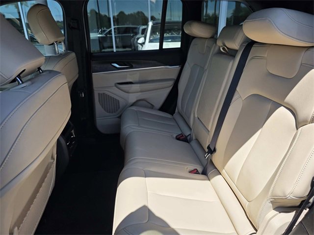 Used 2024 Jeep Grand Cherokee Limited w/ Black Appearance Package image 10