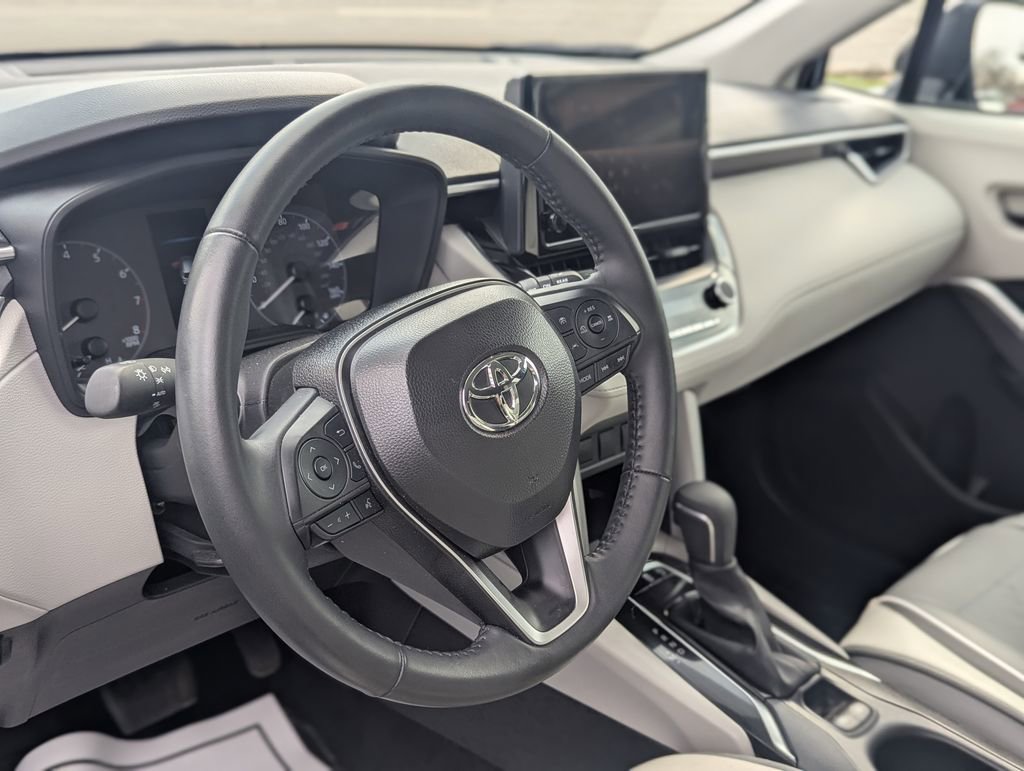 Used 2025 Toyota Corolla Cross LE w/ Black Badges Package (TMS) image 32