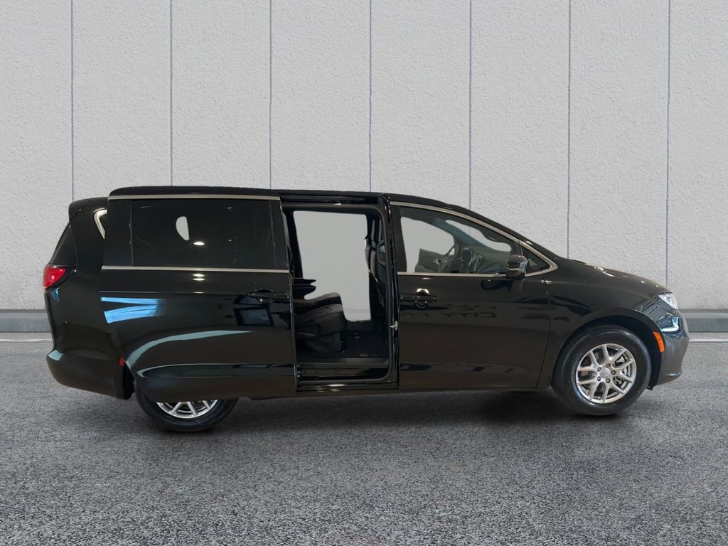 Used 2026 Chrysler Pacifica Select image 18