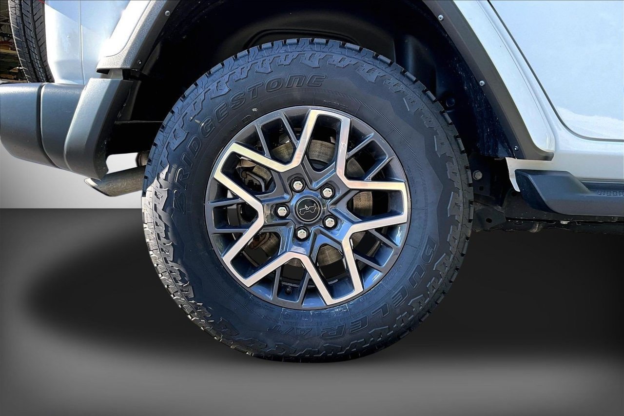 Used 2024 Jeep Wrangler Unlimited Sahara w/ Technology Group AWD/4WD image 32