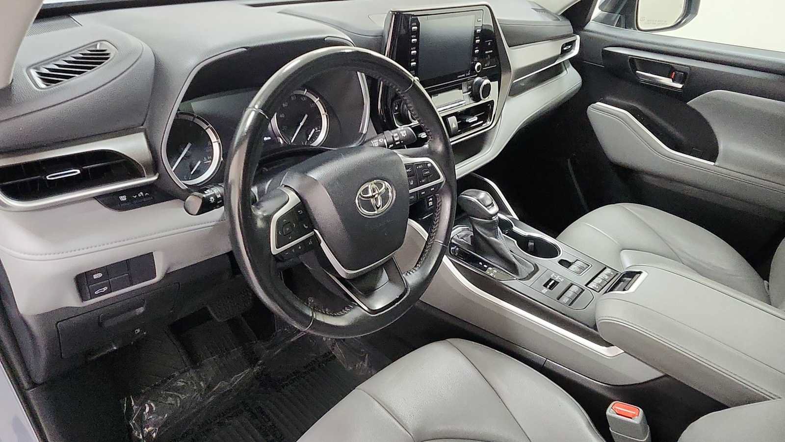 Certified 2022 Toyota Highlander XLE AWD/4WD image 12