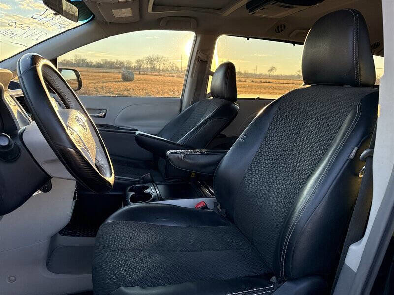 Used 2011 Toyota Sienna SE w/ Preferred Pkg image 14