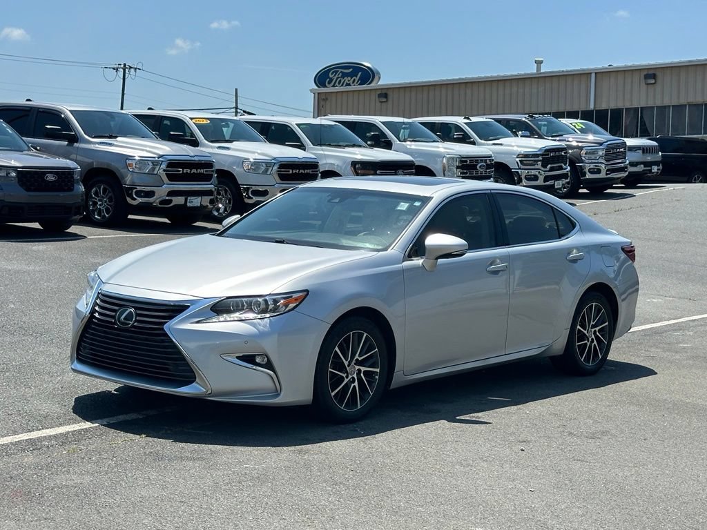 Used 2017 Lexus ES 350 w/ Luxury Package FWD image 2