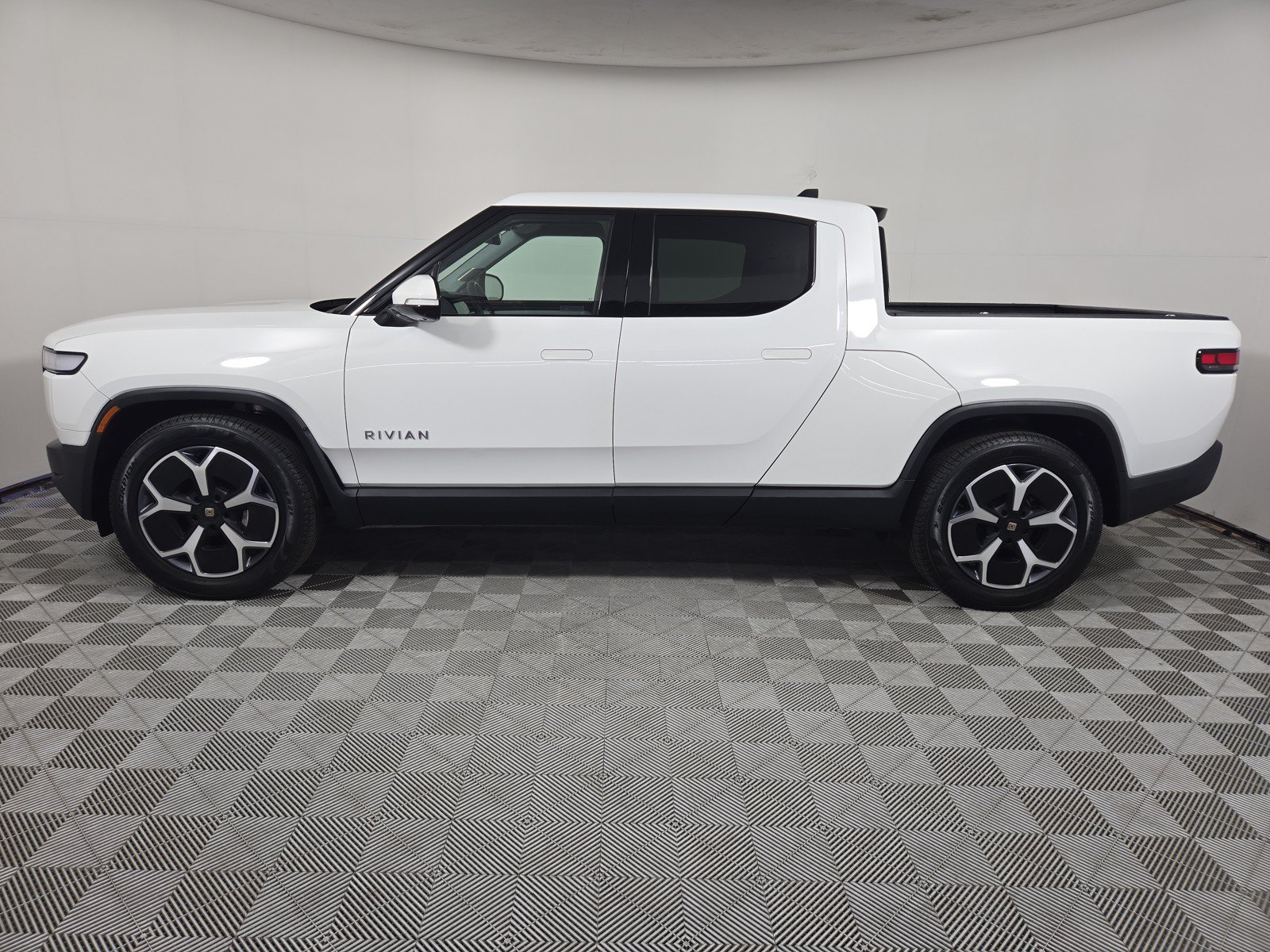 Used 2024 Rivian R1T Adventure AWD/4WD image 2