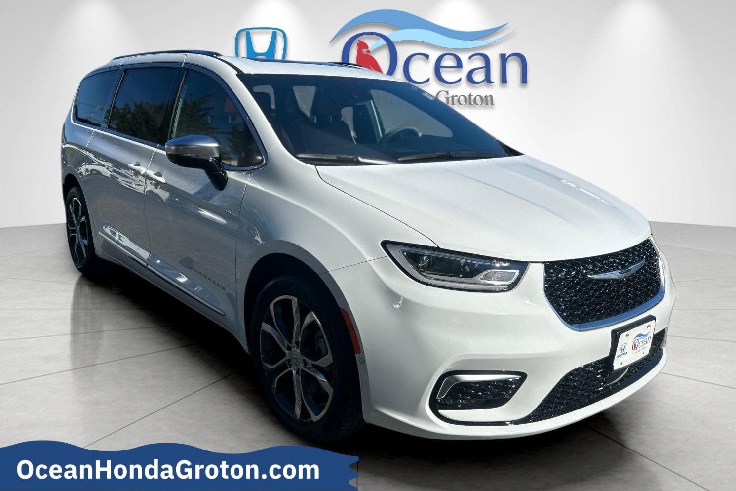 Used 2026 Chrysler Pacifica Pinnacle AWD/4WD image 1