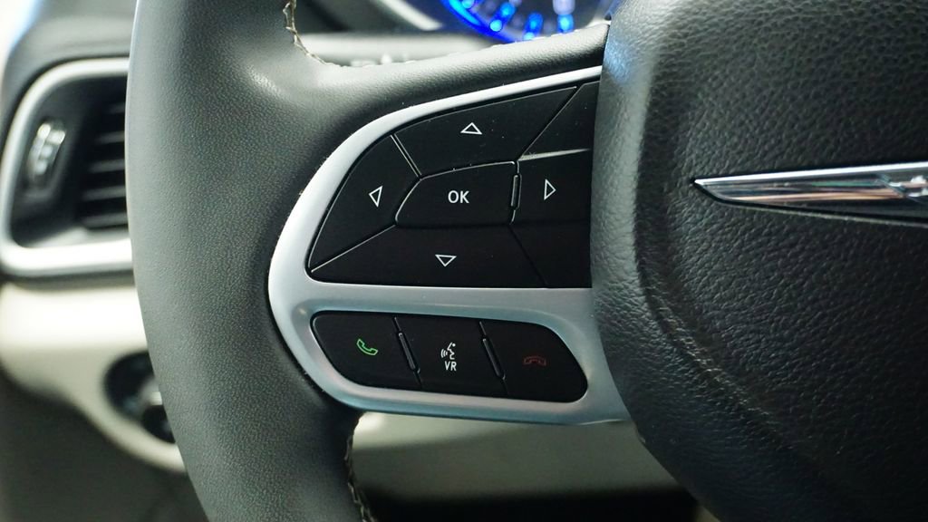 Certified 2024 Chrysler Pacifica Touring-L image 33