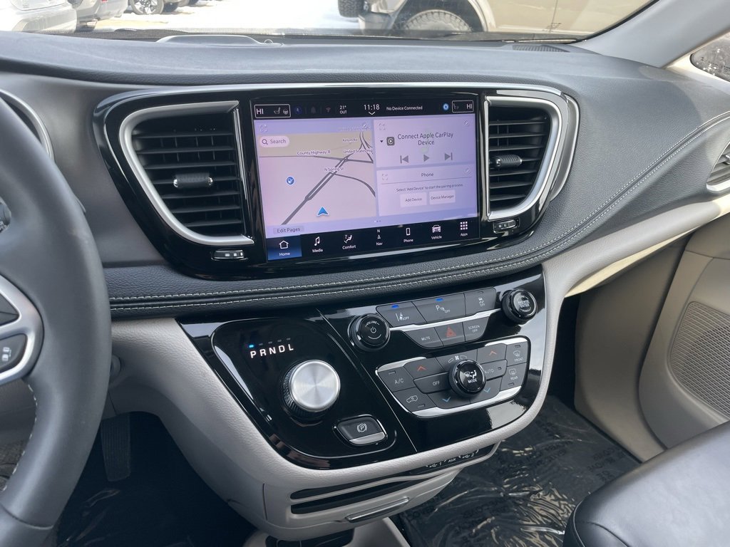 Used 2024 Chrysler Pacifica Select image 11