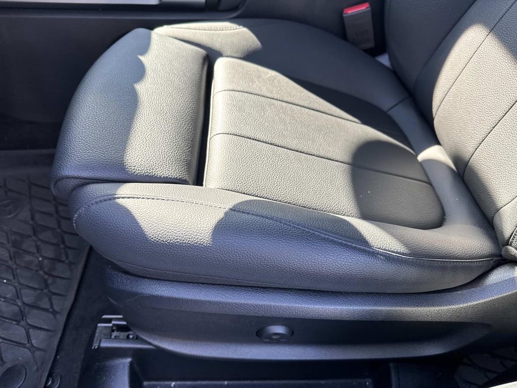 Used 2025 Mercedes-Benz GLB 250 image 17