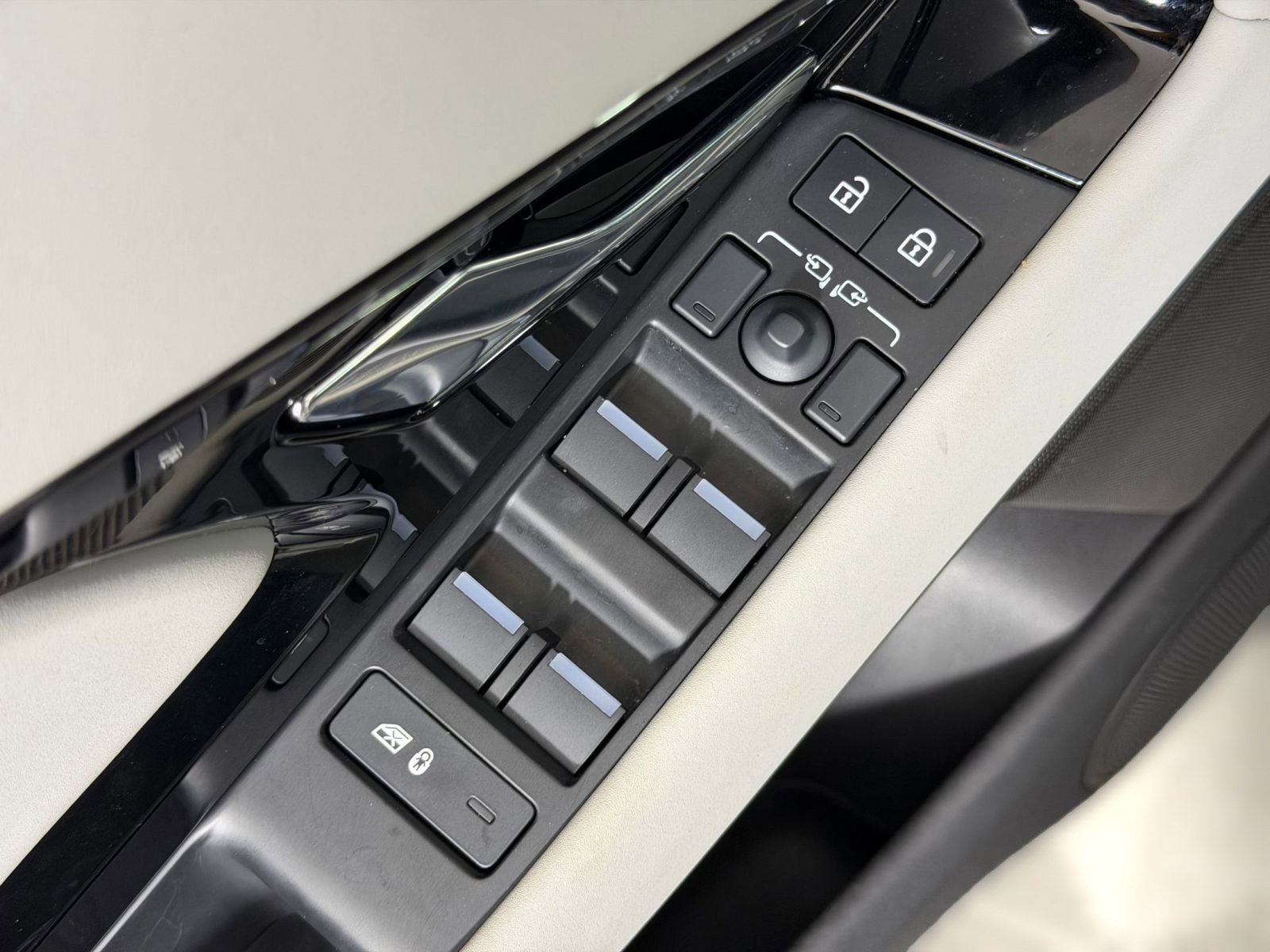 Certified 2026 Land Rover Range Rover Evoque Dynamic SE image 23