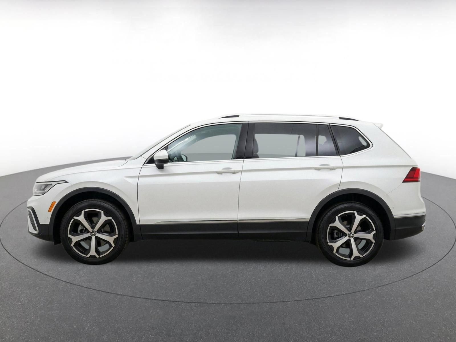 Used 2026 Volkswagen Tiguan SE FWD image 4