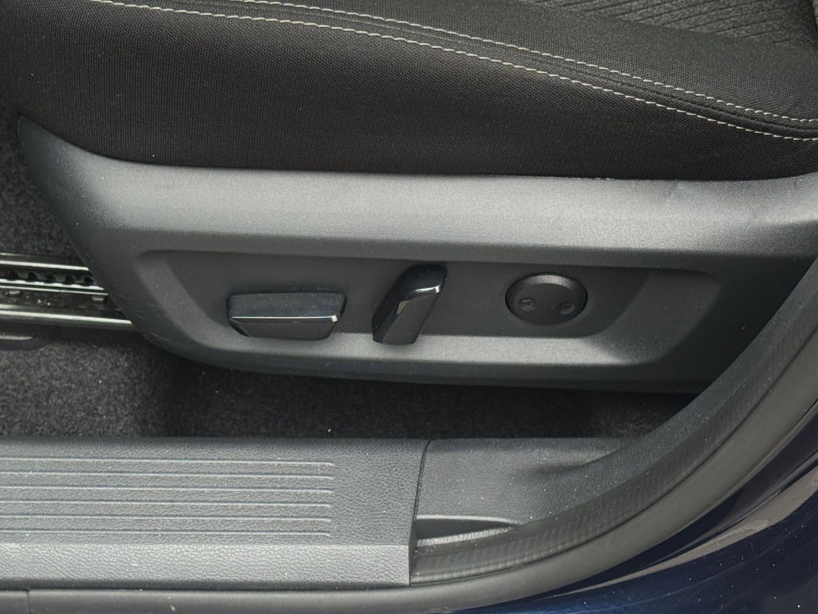 Used 2025 Nissan Rogue SV FWD image 22