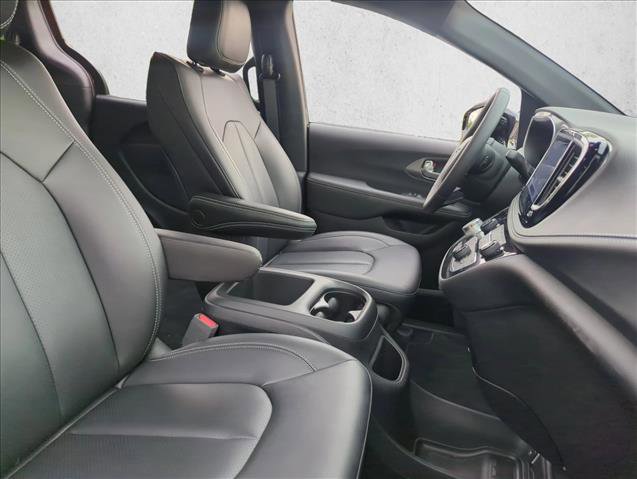 Used 2025 Chrysler Pacifica Select image 27