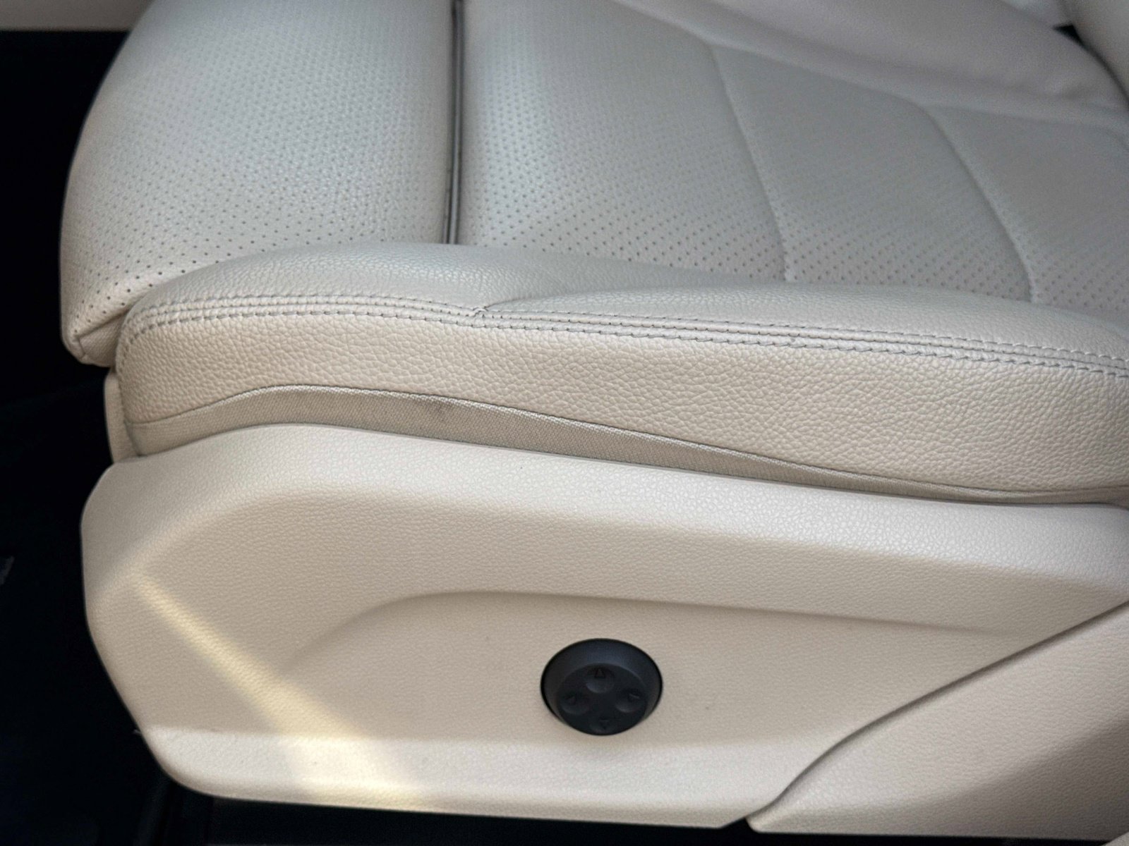 Used 2022 Mercedes-Benz GLC 300 4MATIC w/ Premium Package Lite image 22