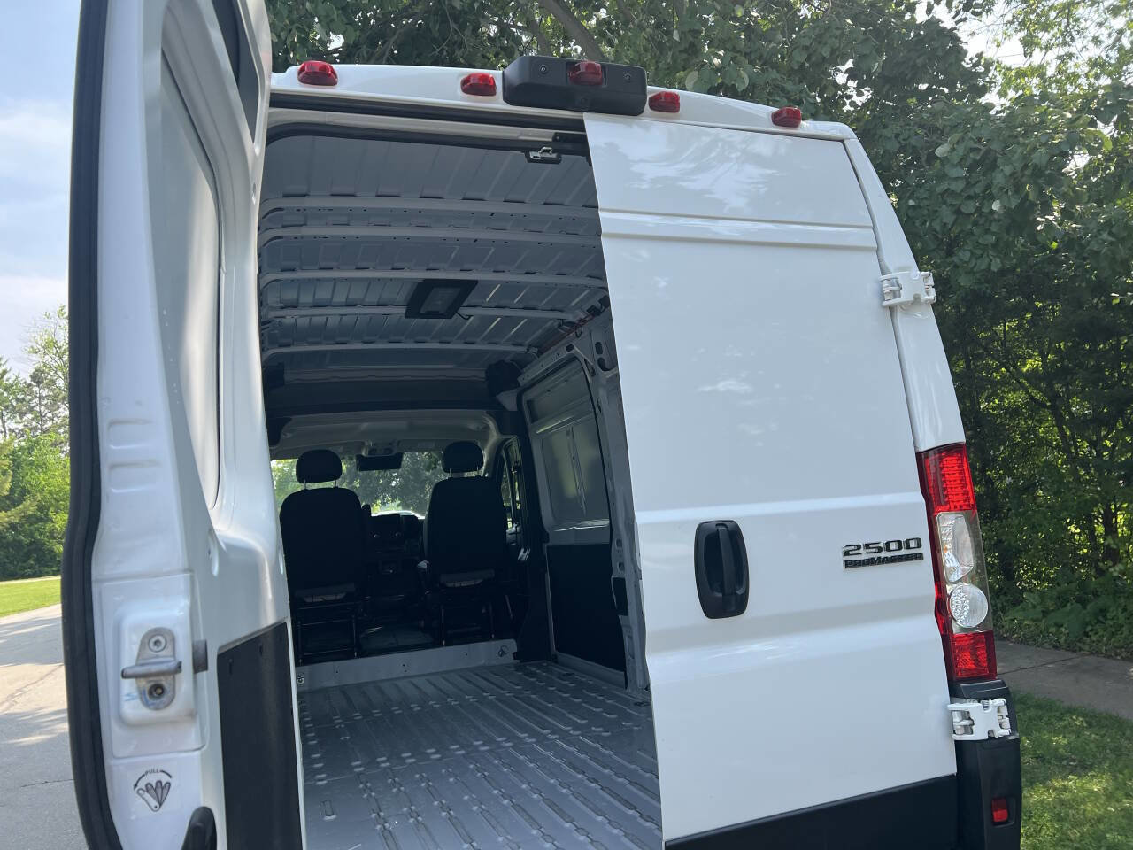 Used 2025 RAM ProMaster 2500 w/ Convenience Group image 10