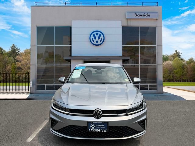 Used 2025 Volkswagen Jetta SE FWD image 2