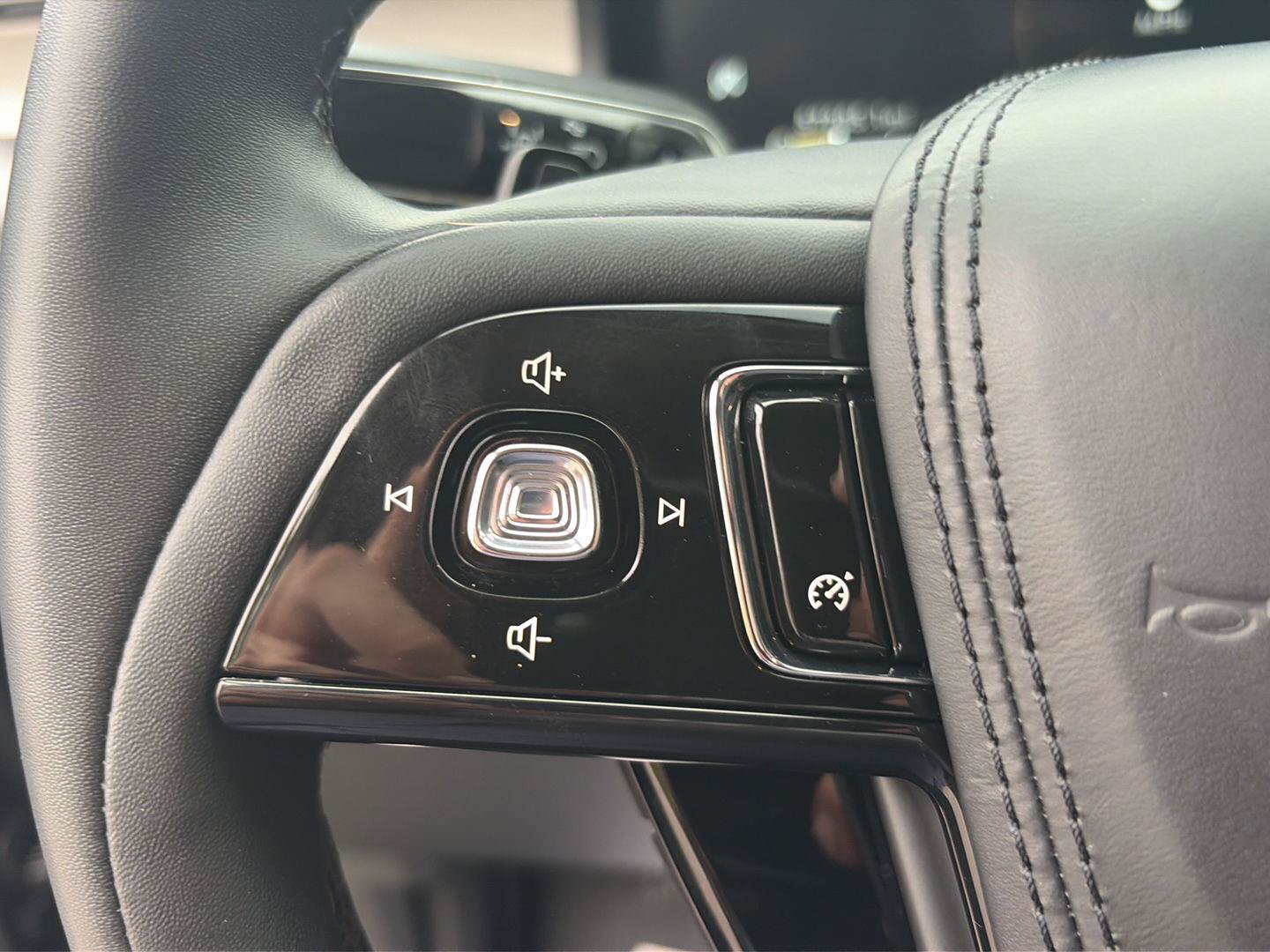 Used 2022 Lincoln Aviator AWD w/ Premium Package image 18