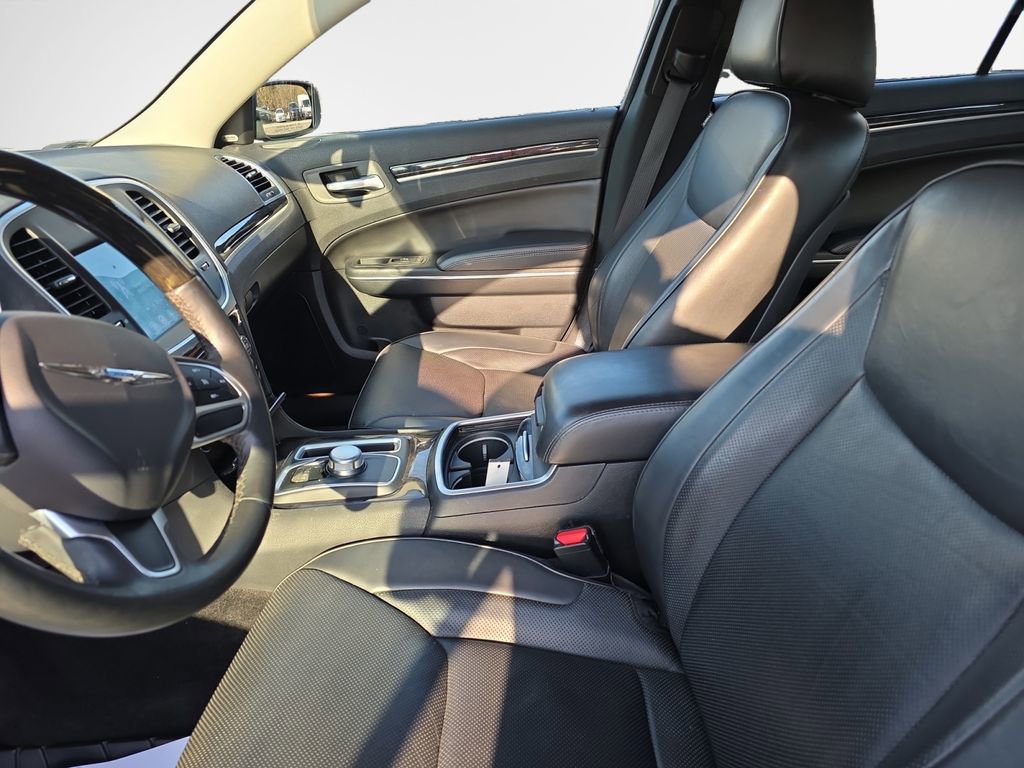 Used 2018 Chrysler 300 Limited image 12