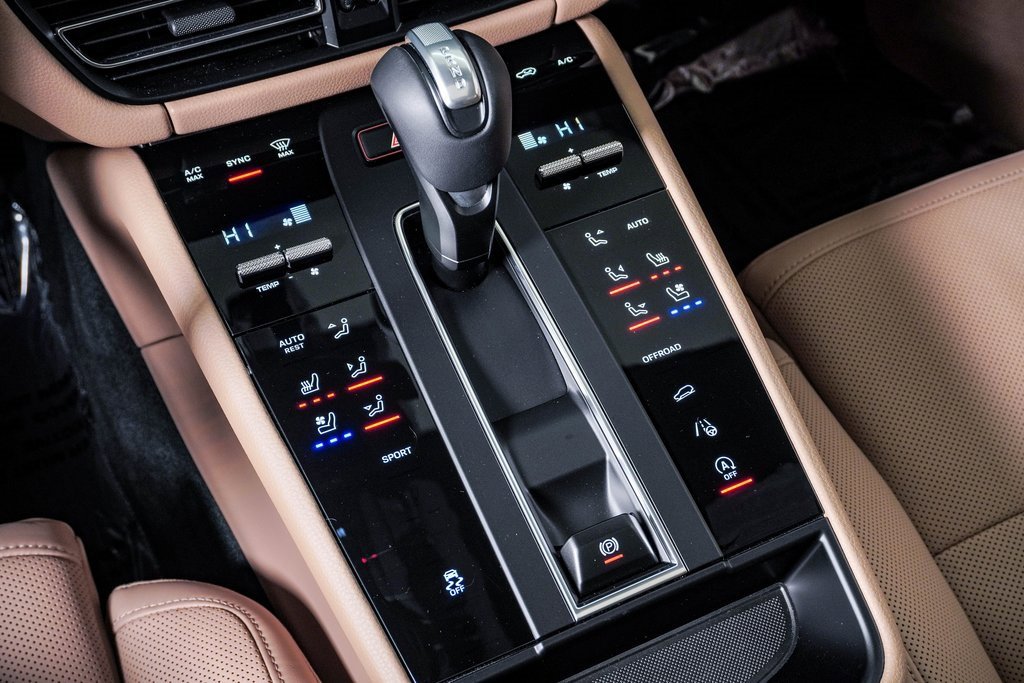 Certified 2025 Porsche Macan image 24