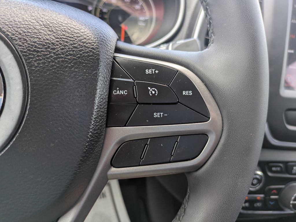 Used 2022 Jeep Cherokee Latitude Lux w/ Mopar Interior Package image 18