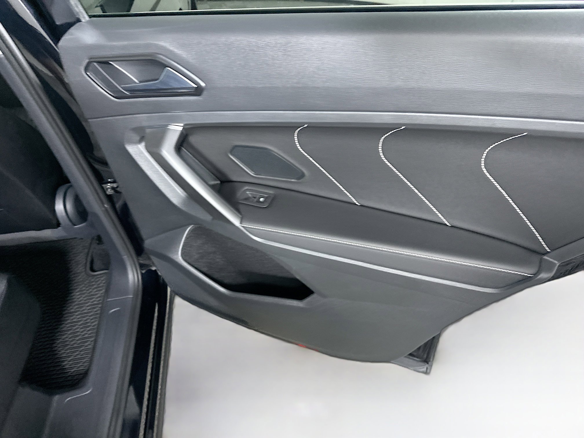 Used 2022 Volkswagen Tiguan SE w/ Panoramic Sunroof Package image 29