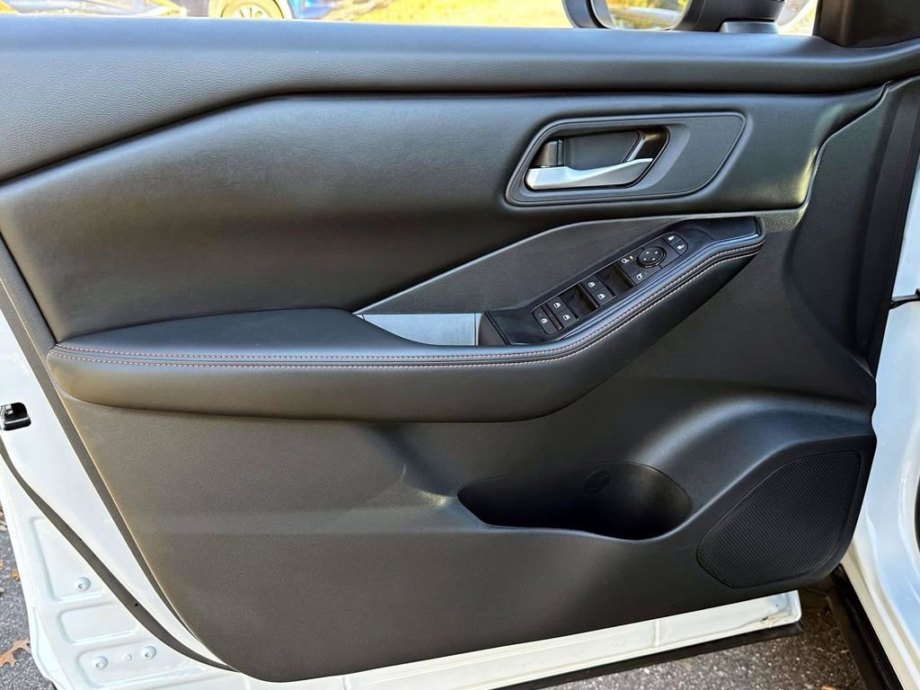 Certified 2025 Nissan Rogue SV image 17