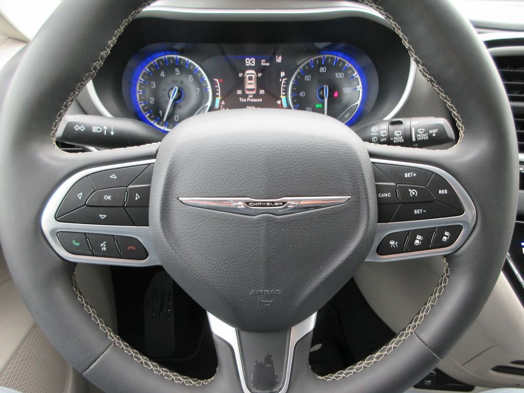 Used 2023 Chrysler Pacifica Touring-L image 24