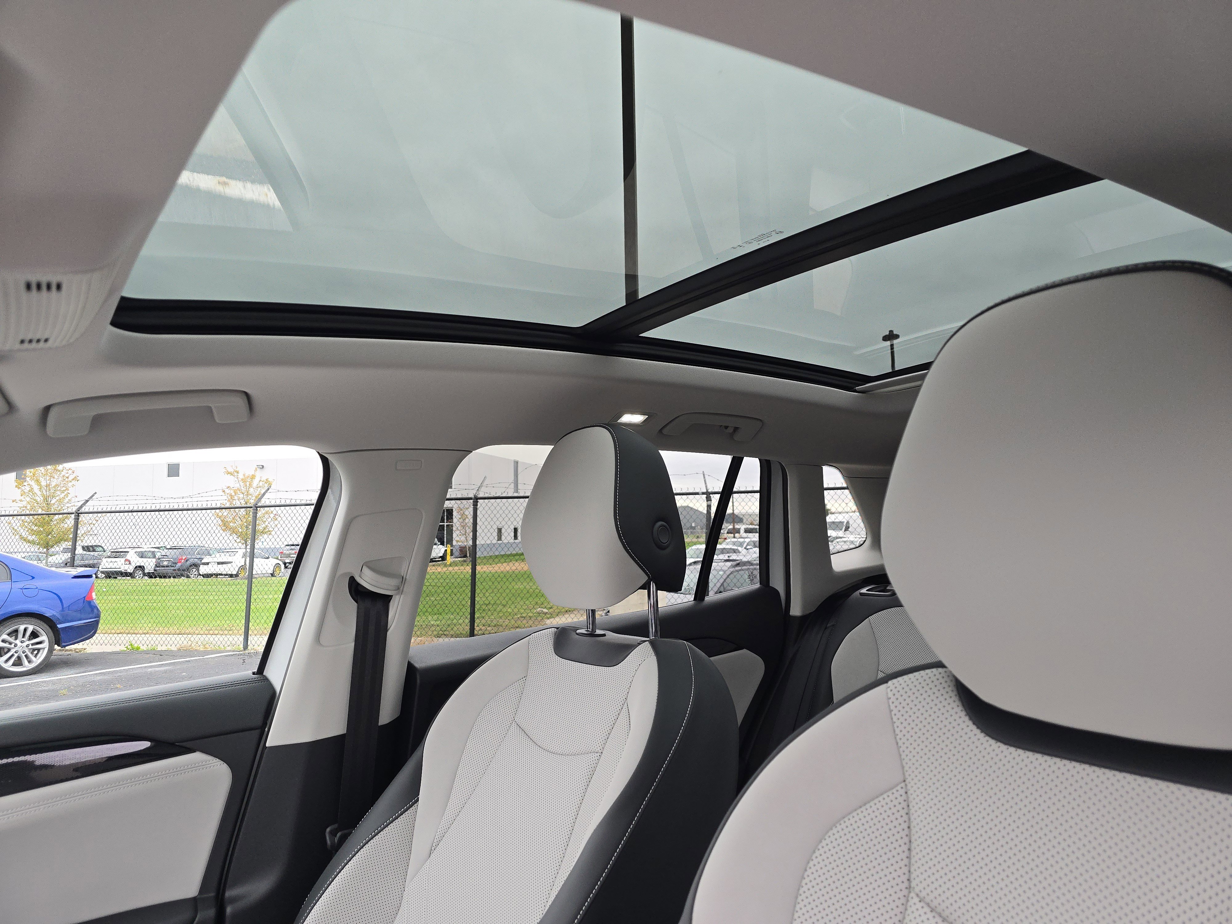 New 2025 Volkswagen Tiguan SE image 9