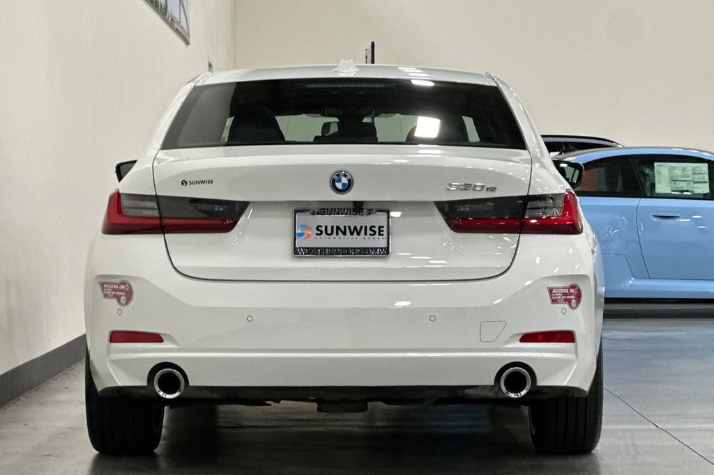 Used 2024 BMW 330e w/ Convenience Package RWD image 5
